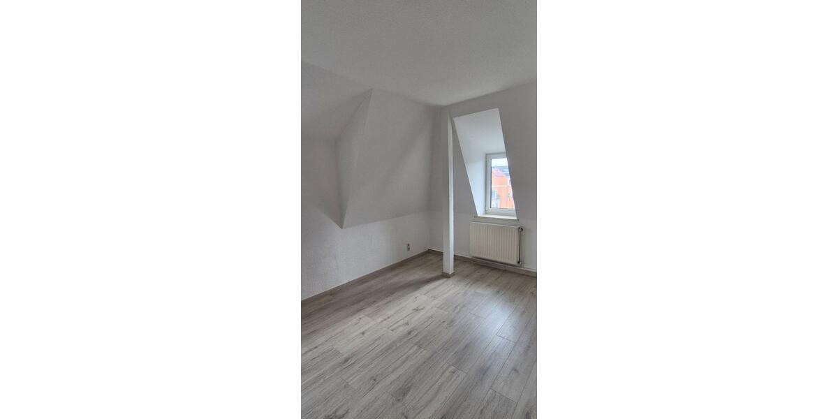 Dachgeschoßwohnung Glauchau - 3 Zimmer, 66 m&sup2;, 360&euro; | Angebot:25852912