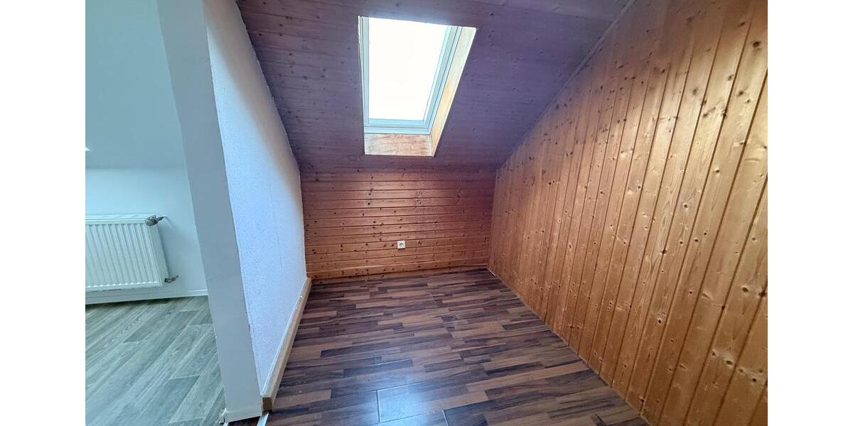 Dachgeschoßwohnung Oelsnitz (Erzgebirge) - 3 Zimmer, 88 m&sup2;, 484&euro; | Angebot:25881004