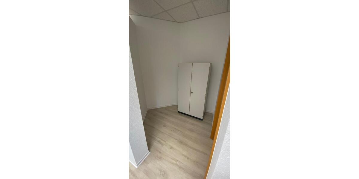 Etagenwohnung Zwickau - 2 Zimmer, 81 m&sup2;, 400&euro; | Angebot:23316528