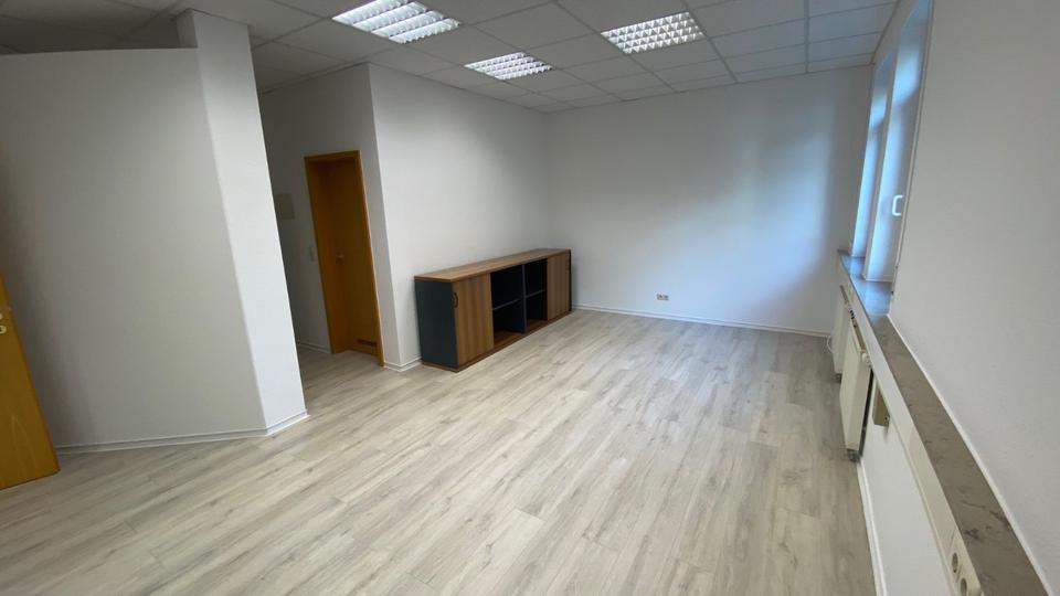 Etagenwohnung Zwickau - 2 Zimmer, 81 m&sup2;, 400&euro; | Angebot:23316528