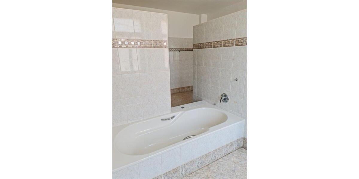 Erdgeschoßwohnung Zwickau Zwickau-Nord - 4 Zimmer, 156 m&sup2;, 900&euro; | Angebot:24910977