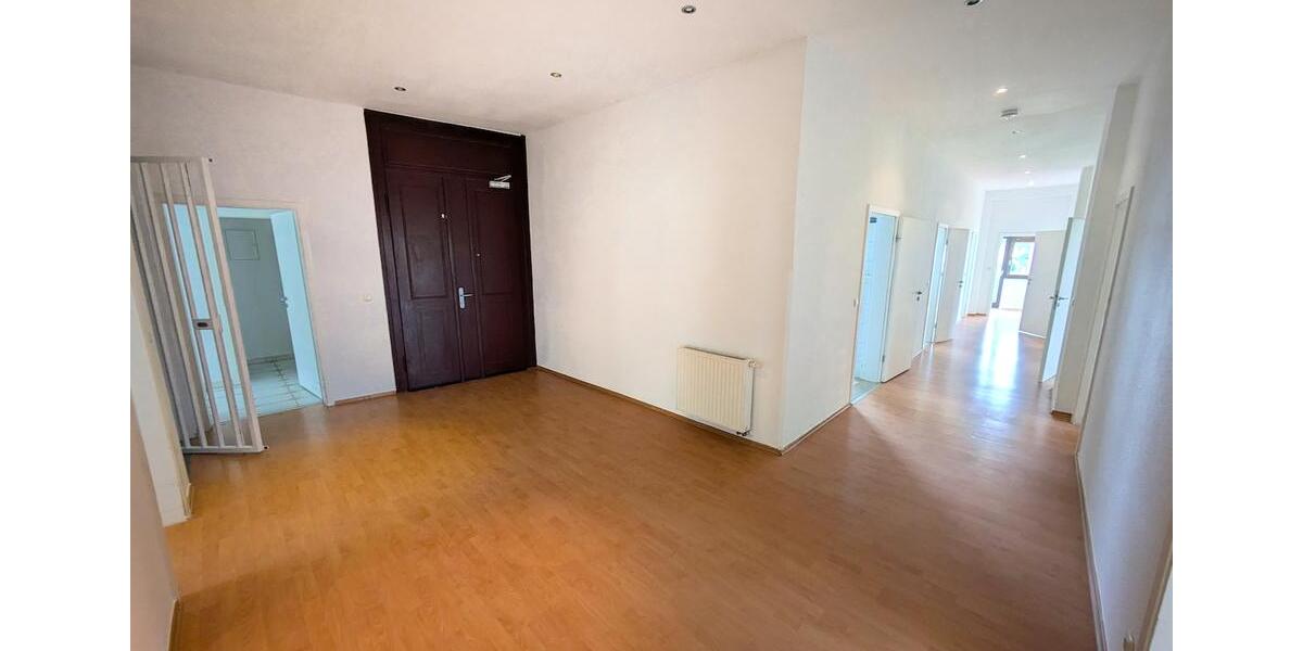 Etagenwohnung Zwickau - 8 Zimmer, 222 m&sup2;, 1.350&euro; | Angebot:25945632