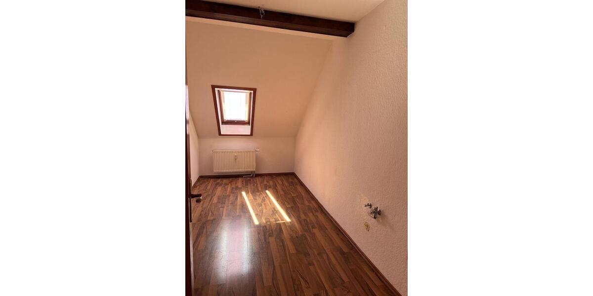 Dachgeschoßwohnung Zwickau - 3 Zimmer, 59 m&sup2;, 324&euro; | Angebot:18080247