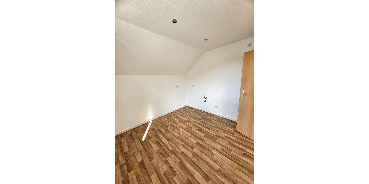 Dachgeschoßwohnung Gornsdorf - 4 Zimmer, 81 m&sup2;, 469&euro; | Angebot:23145726