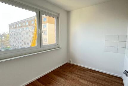 Wohnung Zwickau Neuplanitz - 4 Zimmer, 90 m&sup2;, 449&euro; | Angebot:22043023