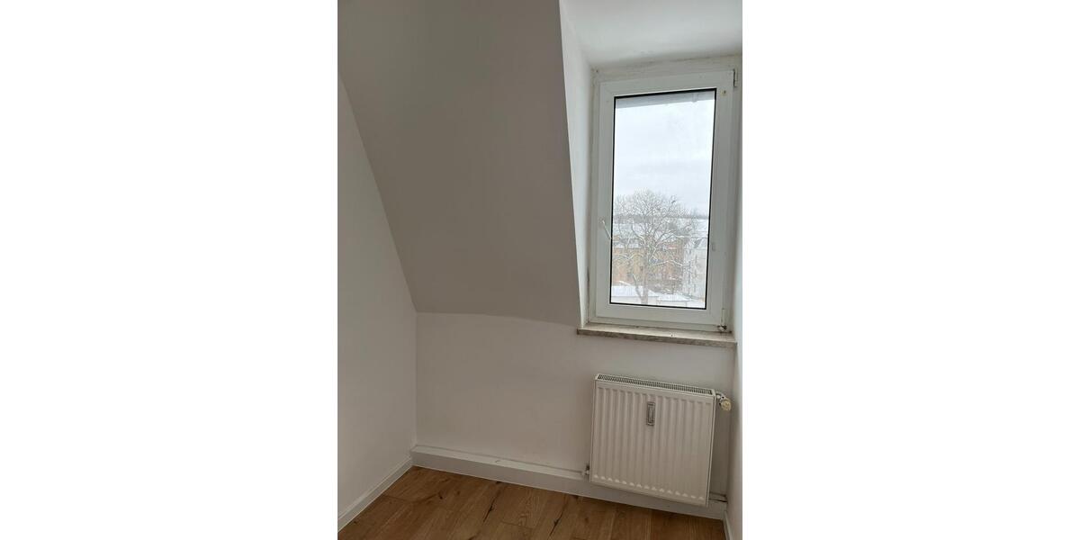 Dachgeschoßwohnung Crimmitschau - 2.5 Zimmer, 56 m&sup2;, 350&euro; | Angebot:24522437