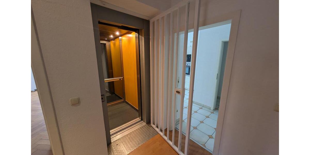 Etagenwohnung Zwickau - 8 Zimmer, 222 m&sup2;, 1.350&euro; | Angebot:25945632