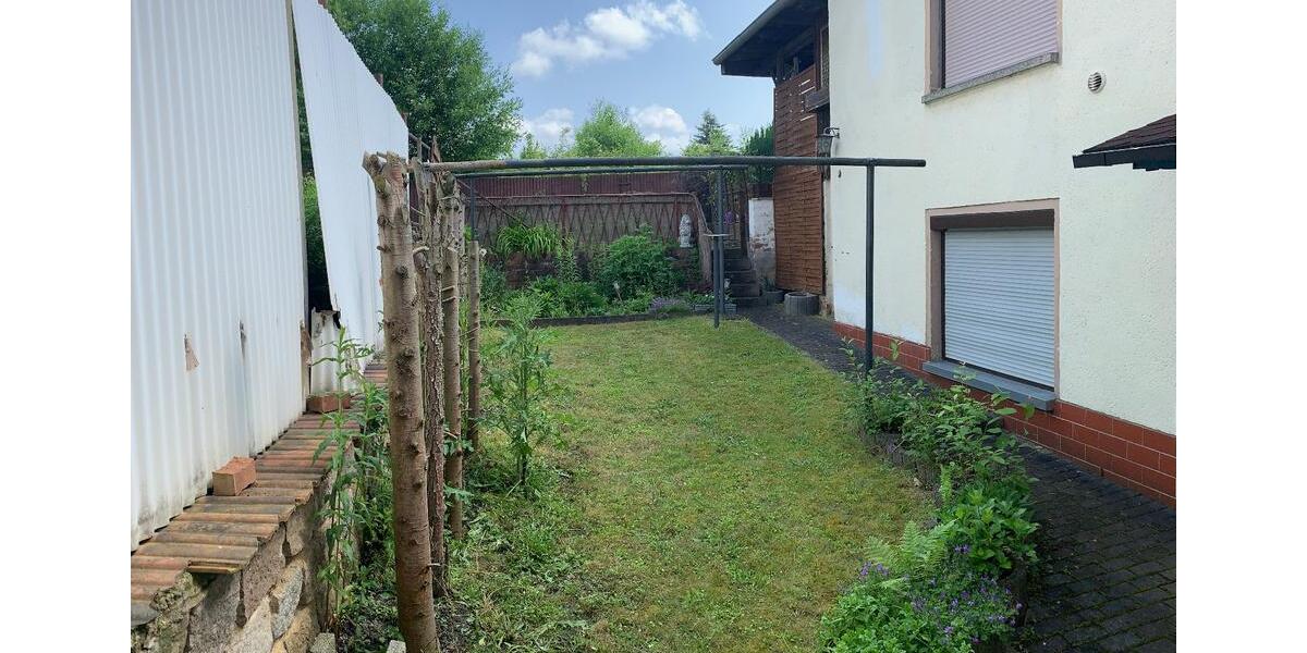 Reihenhaus Werdau - 9 Zimmer, 180 m&sup2;, 95.000&euro; | Angebot:25900449