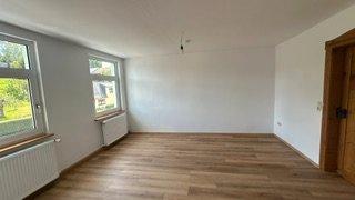Dachgeschoßwohnung Ellefeld - 4 Zimmer, 95 m&sup2;, 665&euro; | Angebot:26682530