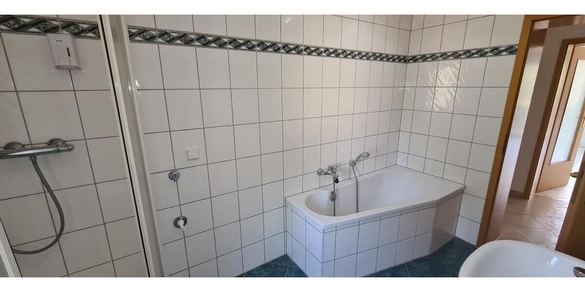 helle und kpl. sanierte Zweizimmerwohnung im ruhigen grünen Umfeld - Etagenwohnung Zwickau | Angebot:19788816