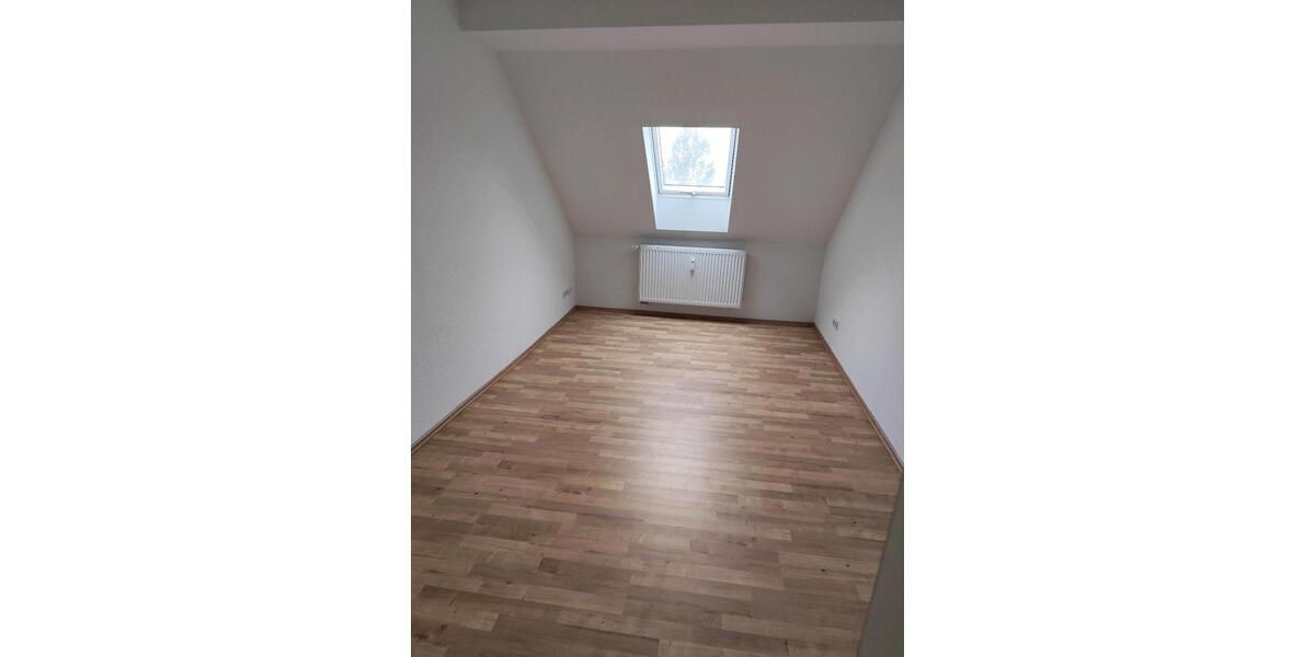 Dachgeschoßwohnung Glauchau - 3 Zimmer, 59 m&sup2;, 350&euro; | Angebot:25100562