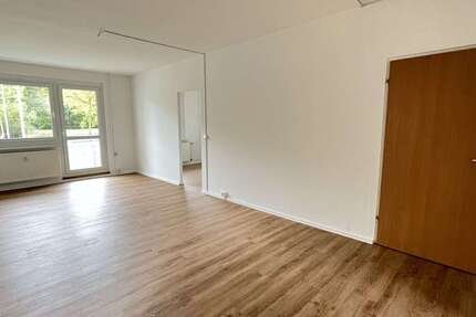 Wohnung Zwickau Neuplanitz - 3 Zimmer, 70 m&sup2;, 319&euro; | Angebot:23805282