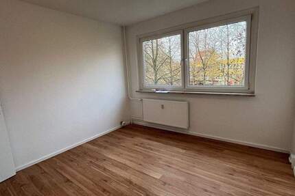 Wohnung Zwickau Neuplanitz - 3 Zimmer, 60 m&sup2;, 250&euro; | Angebot:25700353