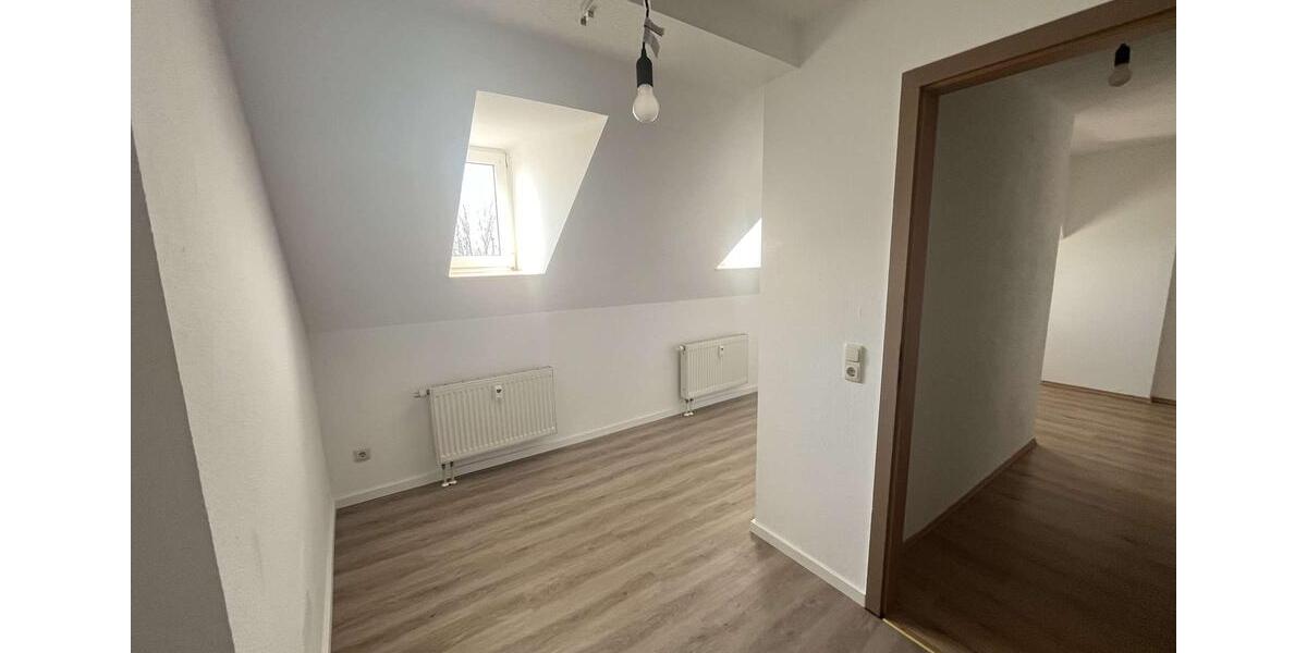 Dachgeschoßwohnung Reichenbach im Vogtland - 4 Zimmer, 77 m&sup2;, 380&euro; | Angebot:26168702