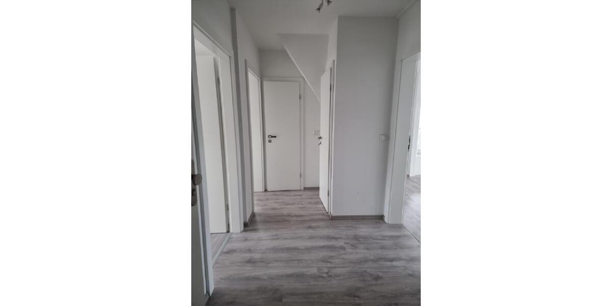 Dachgeschoßwohnung Glauchau - 3 Zimmer, 80 m&sup2;, 560&euro; | Angebot:24175157