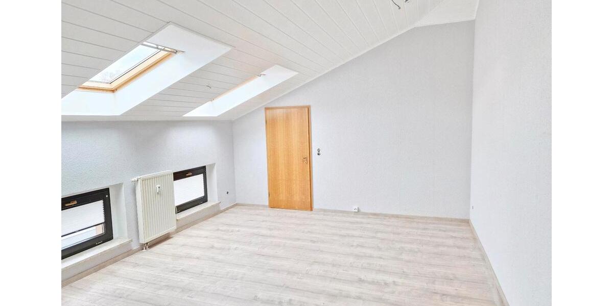 Dachgeschoßwohnung Reichenbach im Vogtland - 4.5 Zimmer, 127 m&sup2;, 610&euro; | Angebot:25275050