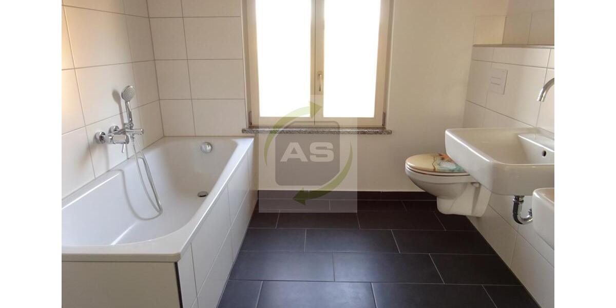 Dachgeschoßwohnung Zwickau - 5 Zimmer, 133 m&sup2;, 950&euro; | Angebot:23792815