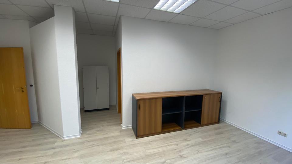 Etagenwohnung Zwickau - 2 Zimmer, 81 m&sup2;, 400&euro; | Angebot:23316528