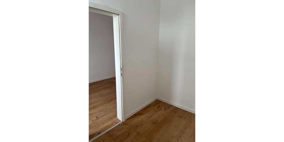 Dachgeschoßwohnung Crimmitschau - 2.5 Zimmer, 56 m&sup2;, 350&euro; | Angebot:24522437