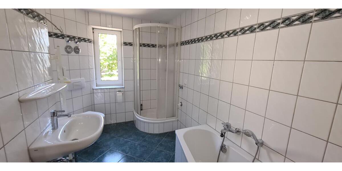 helle und kpl. sanierte Zweizimmerwohnung im ruhigen grünen Umfeld - Etagenwohnung Zwickau | Angebot:19788816