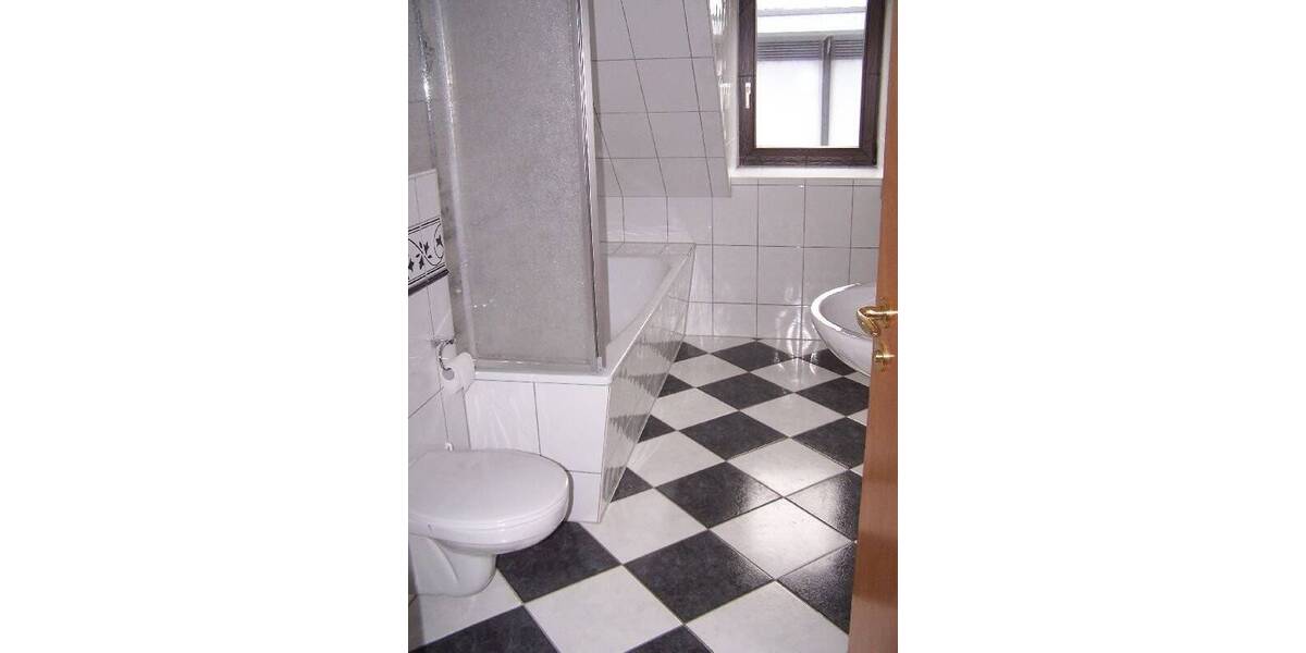 Etagenwohnung Zwickau Innenstadt - 3 Zimmer, 88 m&sup2;, 550&euro; | Angebot:25670162