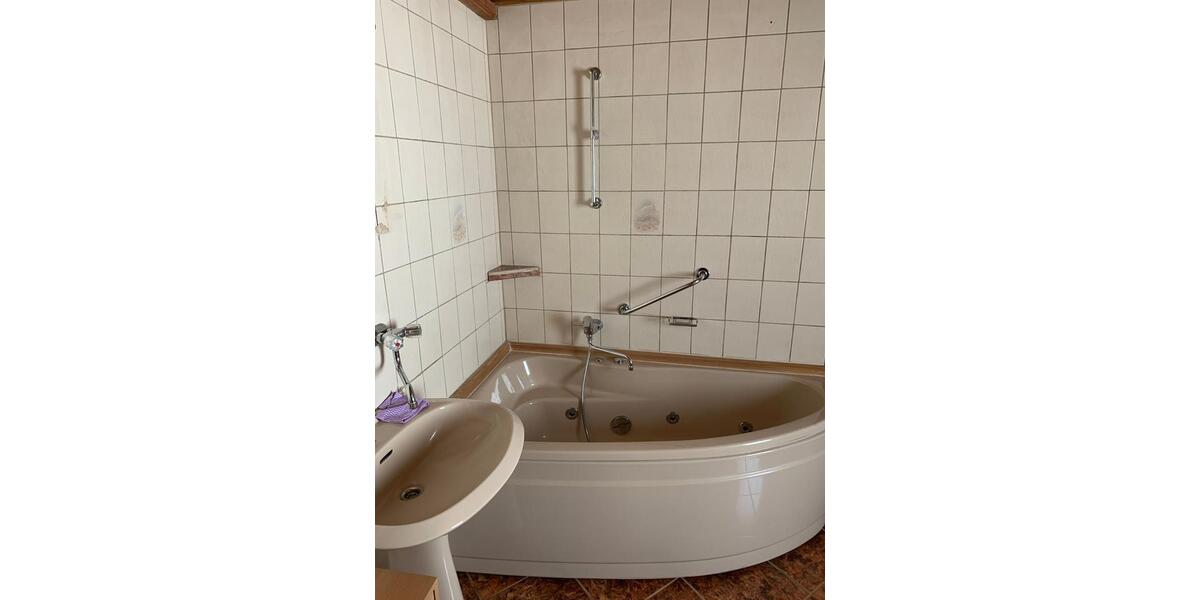 Reihenhaus Werdau - 9 Zimmer, 180 m&sup2;, 95.000&euro; | Angebot:25900449