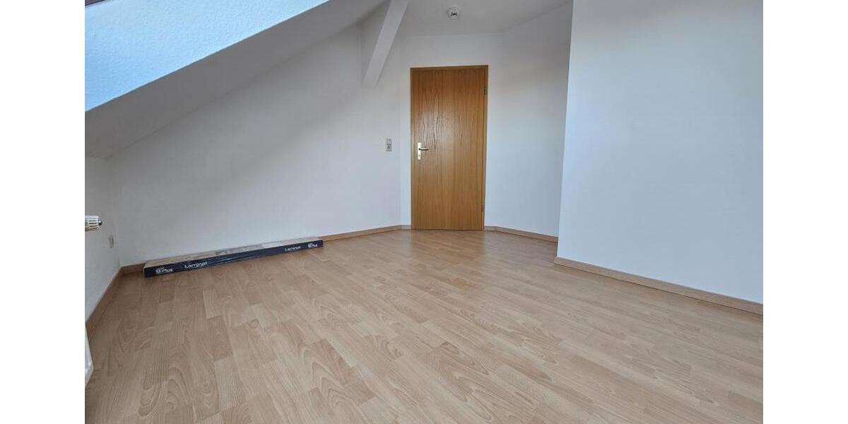 Dachgeschoßwohnung Zwickau - 3 Zimmer, 71 m&sup2;, 448&euro; | Angebot:25362054