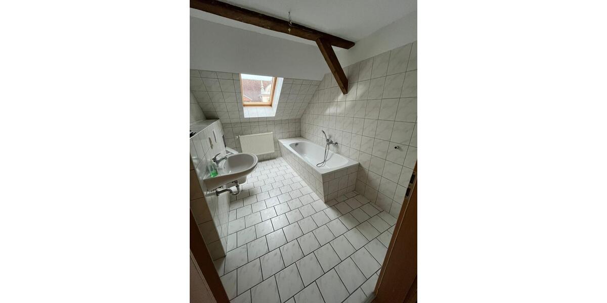 Dachgeschoßwohnung Glauchau - 3 Zimmer, 68 m&sup2;, 300&euro; | Angebot:21635930