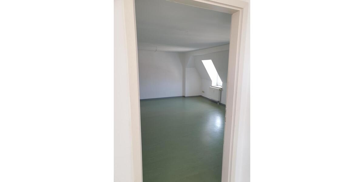 Dachgeschoßwohnung Meerane - 1 Zimmer, 35 m&sup2;, 240&euro; | Angebot:24254647