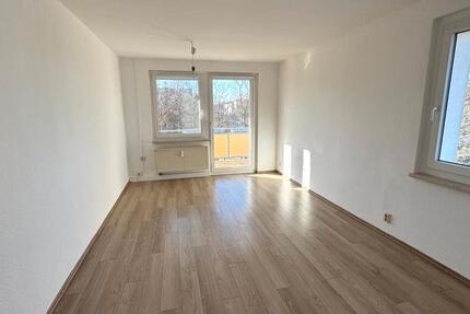 Wohnung Zwickau Auerbach - 3 Zimmer, 62 m&sup2;, 330&euro; | Angebot:25883515