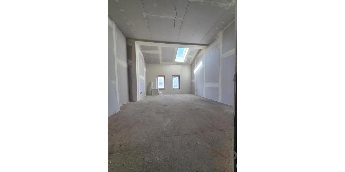Exklusive Dachgeschosswohnung mit Balkon in aufwendig saniertem Gründerzeithaus - Dachgeschoßwohnung Falkenstein | Angebot:27104271