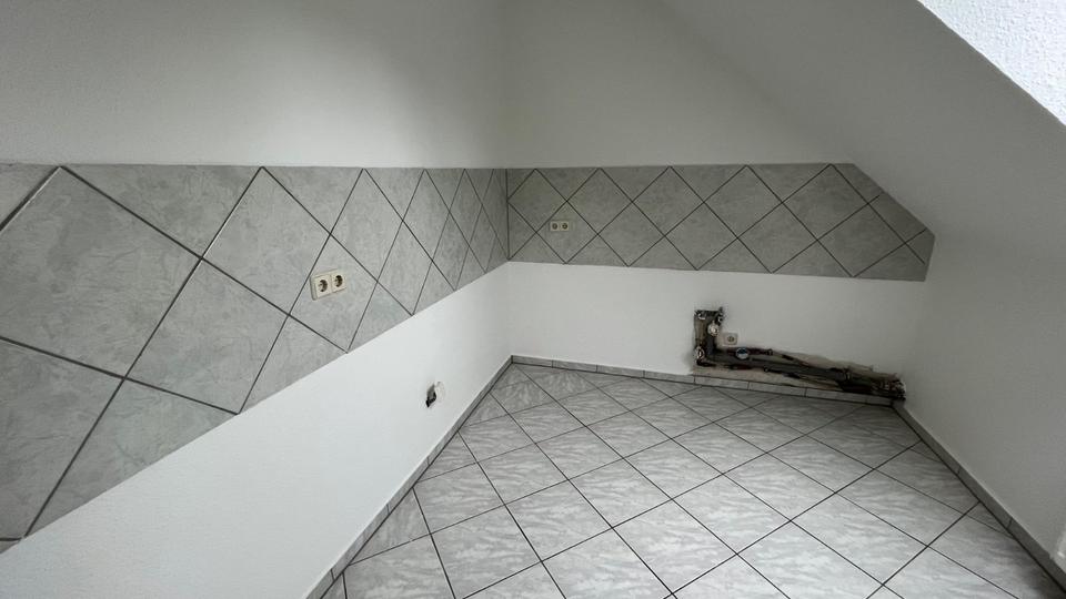 Dachgeschoßwohnung Werdau - 4 Zimmer, 80 m&sup2;, 500&euro; | Angebot:23808651