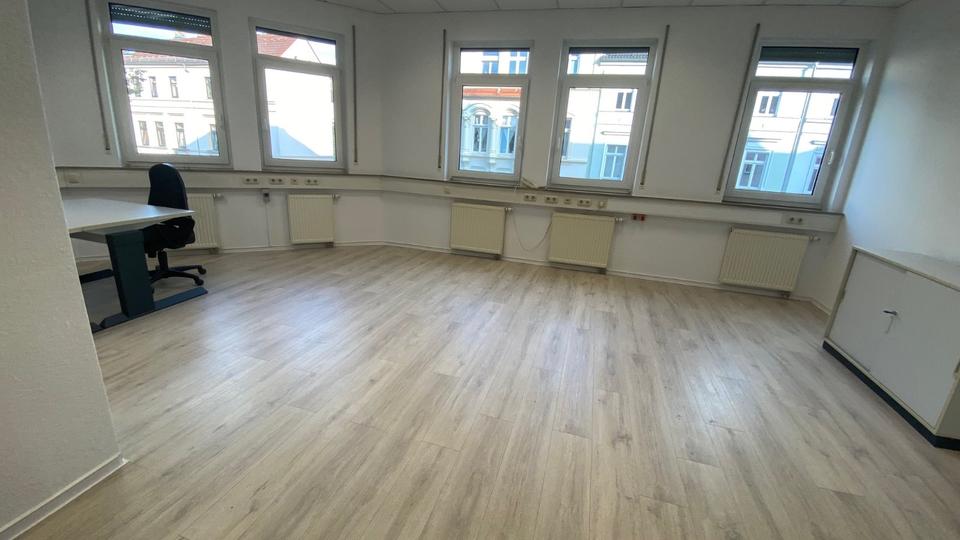 Etagenwohnung Zwickau - 2 Zimmer, 81 m&sup2;, 400&euro; | Angebot:23316528