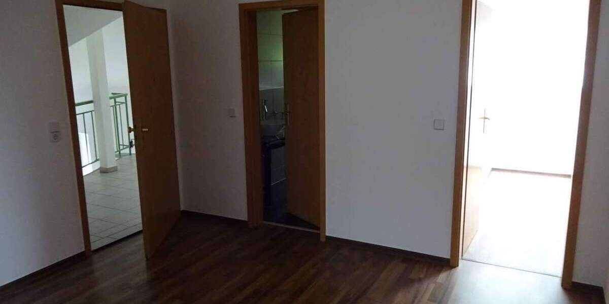 Etagenwohnung Zwickau Innenstadt - 3 Zimmer, 77 m&sup2;, 595&euro; | Angebot:25780742