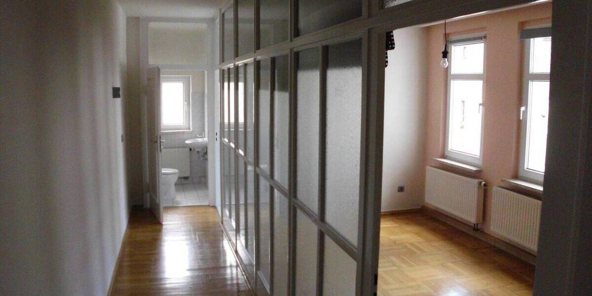 Etagenwohnung Zwickau Innenstadt - 3 Zimmer, 132 m&sup2;, 925&euro; | Angebot:25880935