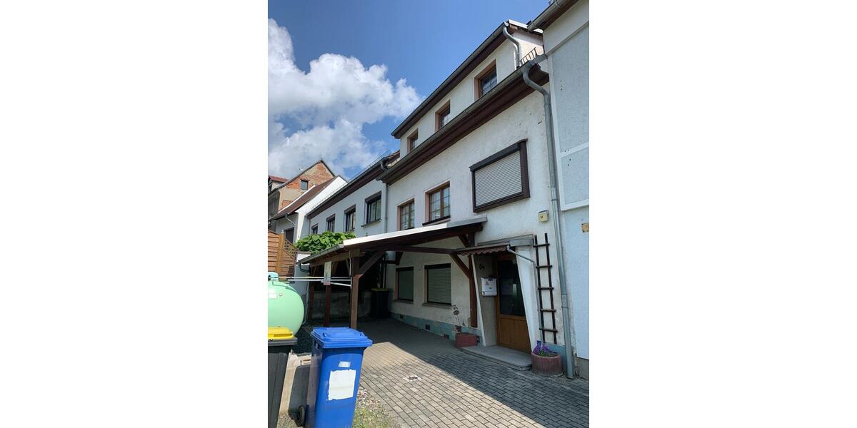 Reihenhaus Werdau - 9 Zimmer, 180 m&sup2;, 95.000&euro; | Angebot:25900449