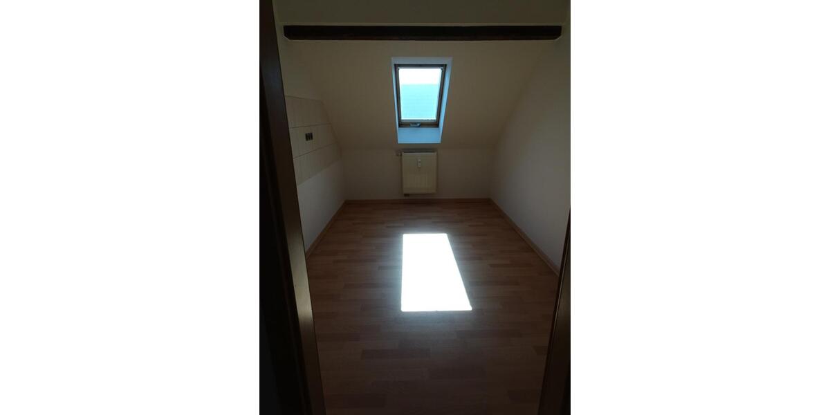 Dachgeschoßwohnung Zwickau Neuplanitz - 1 Zimmer, 50 m&sup2;, 300&euro; | Angebot:23727323