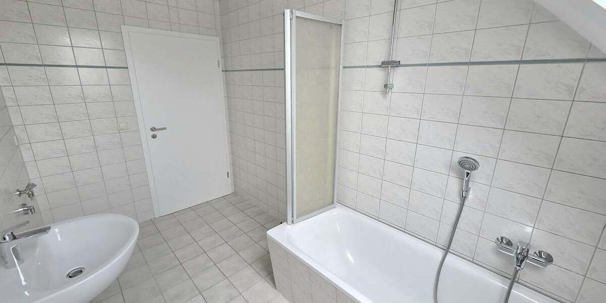 Schicke 3-Zimmer-Dachgeschosswohnung in zentraler Lage von Stollberg! - Dachgeschoßwohnung Stollberg Hoheneck | Angebot:22592704