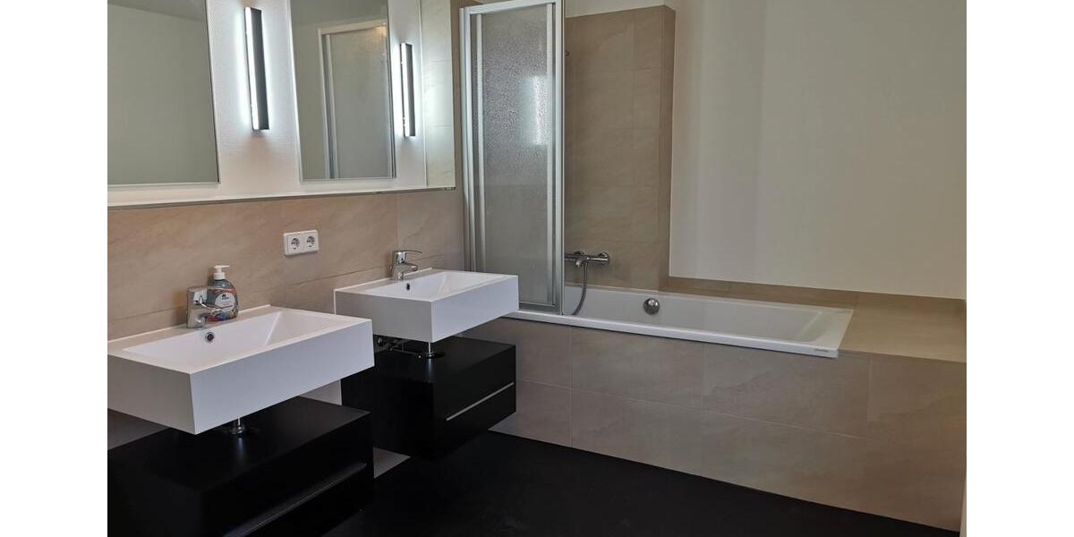 Etagenwohnung Zwickau - 4 Zimmer, 122 m&sup2;, 970&euro; | Angebot:25917458