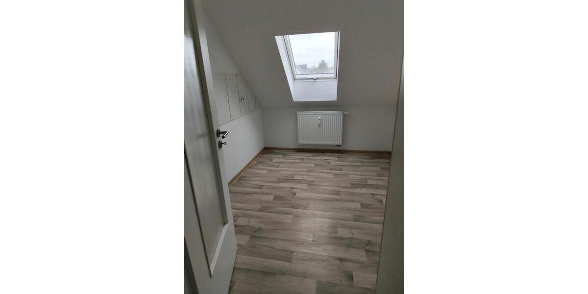 Dachgeschoßwohnung Glauchau - 3 Zimmer, 59 m&sup2;, 350&euro; | Angebot:25100562