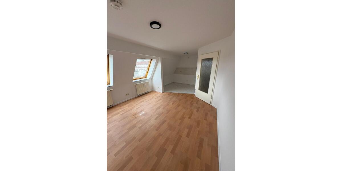 Dachgeschoßwohnung Zwickau Zwickau-West - 2 Zimmer, 35 m&sup2;, 230&euro; | Angebot:25219046
