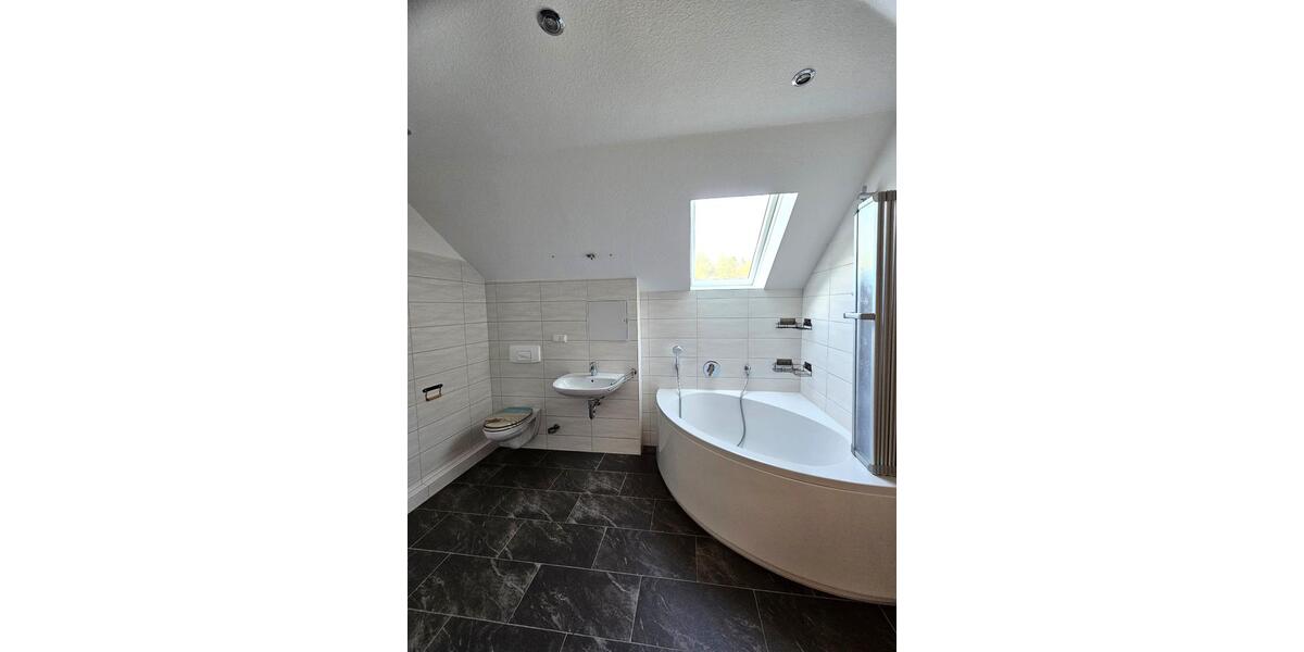 Dachgeschoßwohnung Gornsdorf - 4 Zimmer, 81 m&sup2;, 469&euro; | Angebot:23145726