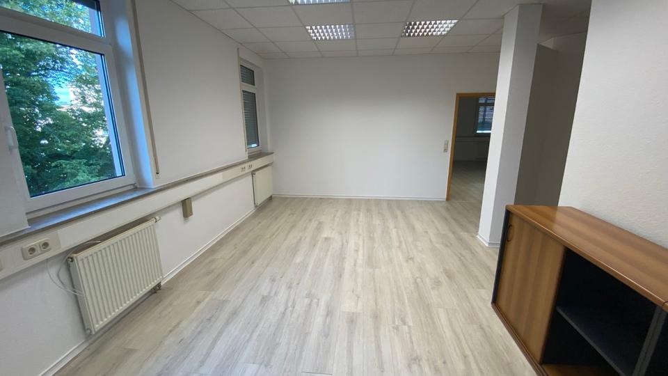 Etagenwohnung Zwickau - 2 Zimmer, 81 m&sup2;, 400&euro; | Angebot:23316528