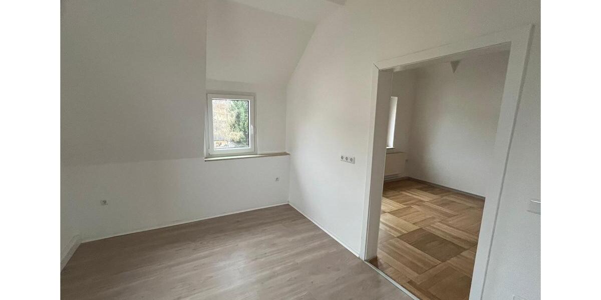 Dachgeschoßwohnung Gersdorf - 5 Zimmer, 130 m&sup2;, 900&euro; | Angebot:25717822