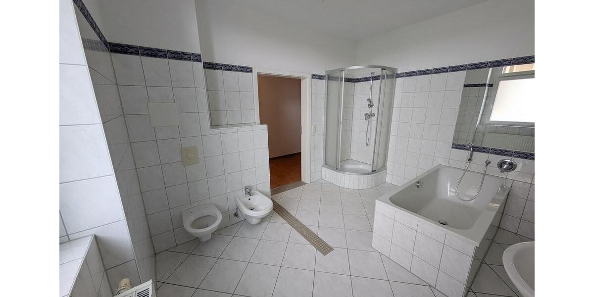 Etagenwohnung Zwickau - 8 Zimmer, 222 m&sup2;, 1.350&euro; | Angebot:25945632