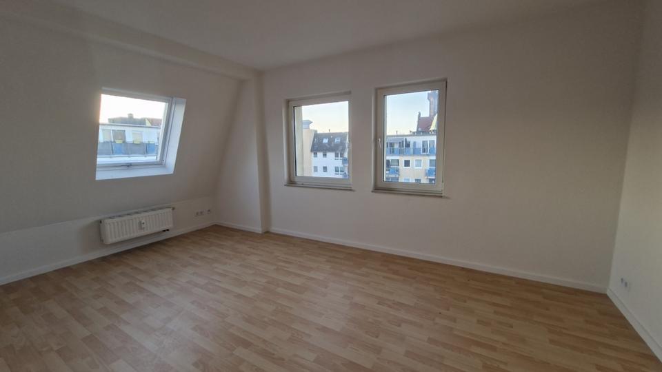 Dachgeschoßwohnung Zwickau - 2 Zimmer, 65 m&sup2;, 300&euro; | Angebot:25921314