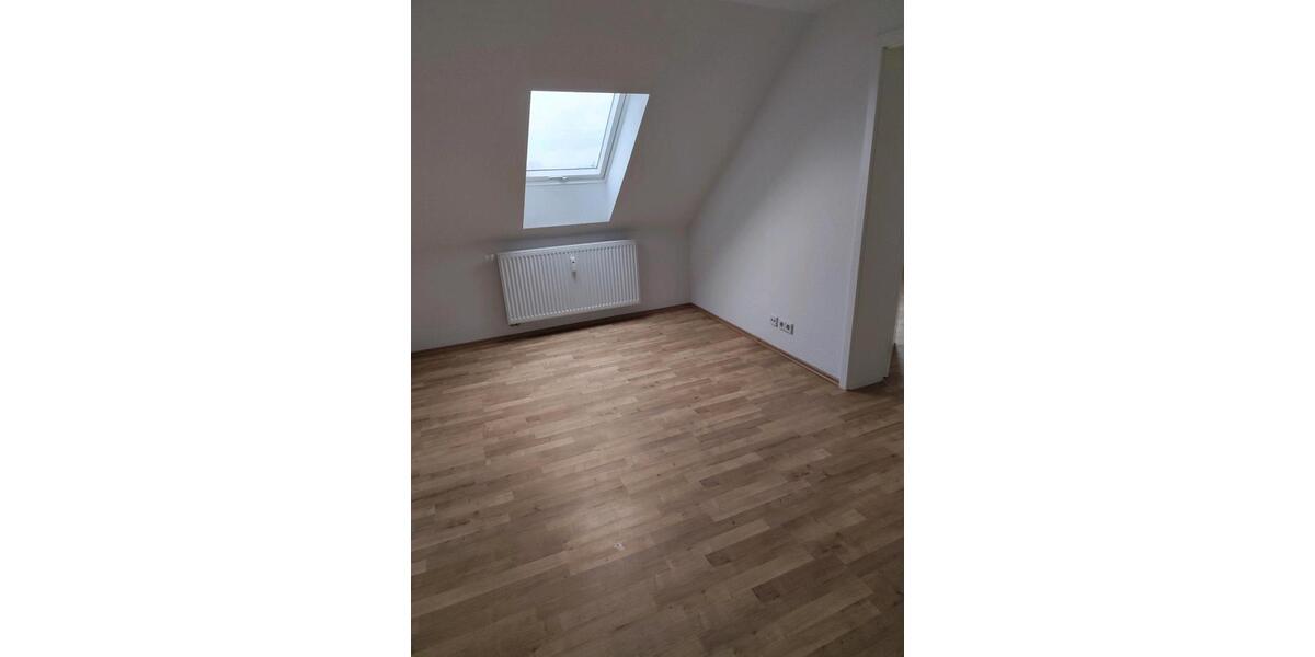 Dachgeschoßwohnung Glauchau - 3 Zimmer, 59 m&sup2;, 350&euro; | Angebot:25100562