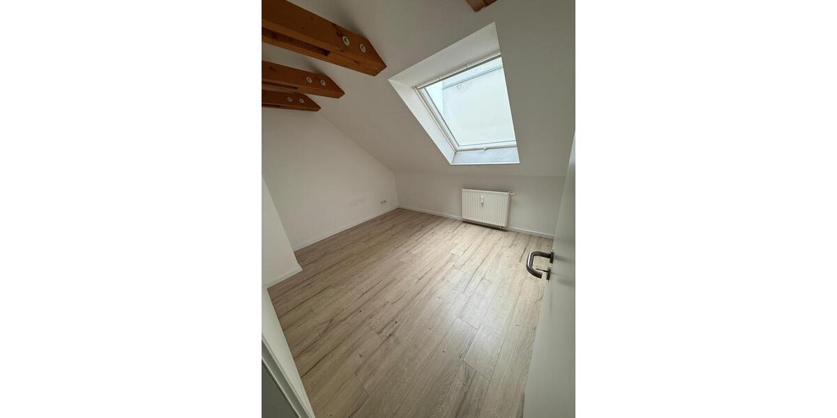 Dachgeschoßwohnung Lichtenstein (Sachsen) - 3.5 Zimmer, 76 m&sup2;, 460&euro; | Angebot:25902789