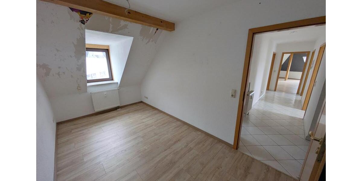 Dachgeschoßwohnung Zwickau - 4 Zimmer, 95 m&sup2;, 620&euro; | Angebot:25945678