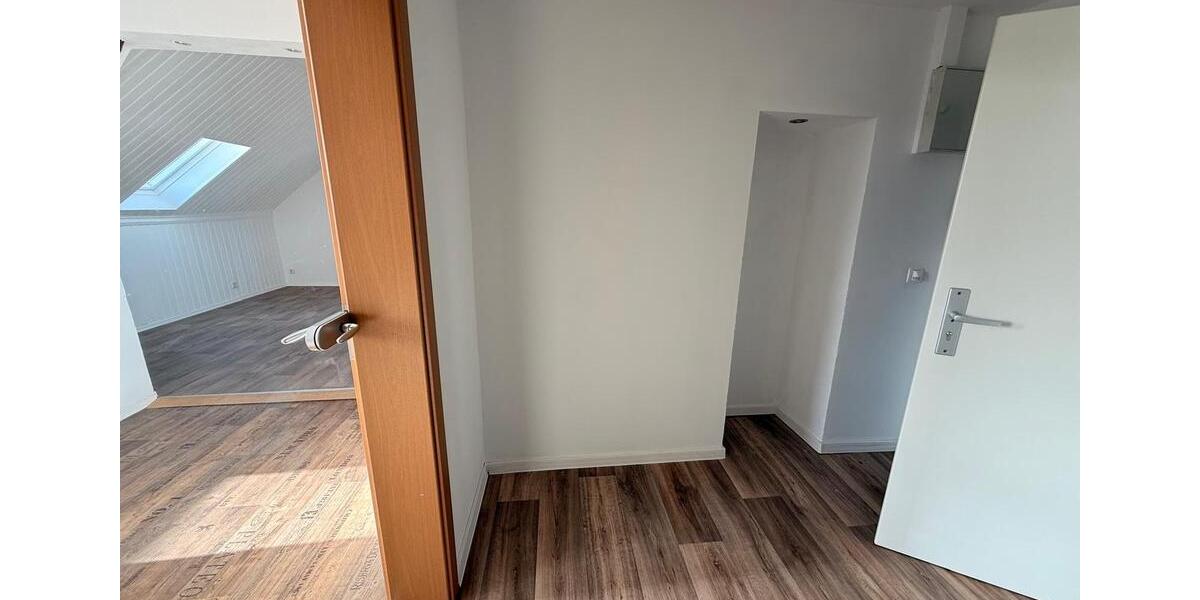 Dachgeschoßwohnung Oelsnitz (Erzgebirge) - 3 Zimmer, 88 m&sup2;, 484&euro; | Angebot:25881004